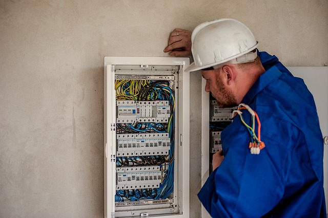 práce na rozvaděči elektro